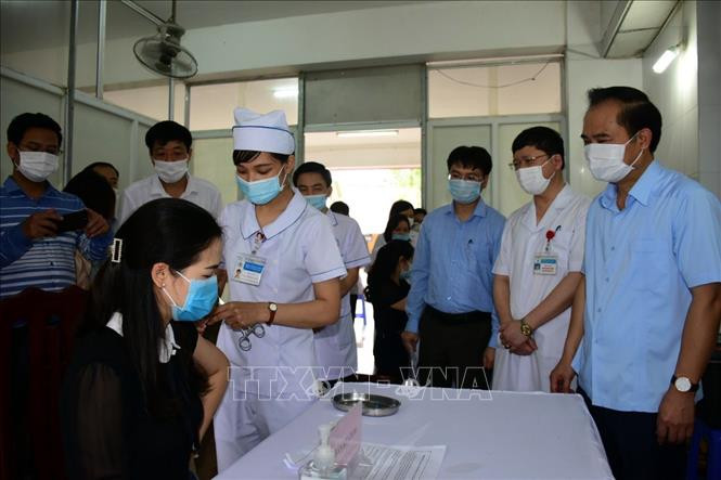 Những người trong lực lượng tuyến đầu phòng chống dịch COVID-19 của tỉnh Tuyên Quang được tiêm vaccine đợt 1. Ảnh: Quang Cường –TTXVN. Việt Nam đã có 106.929 người được tiêm vaccine COVID-19 ảnh 1