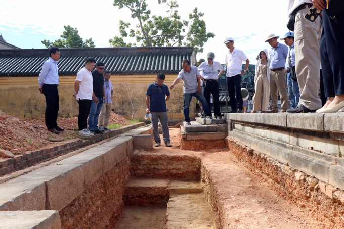 Các nhà khoa học trao đổi về kết quả nghiên cứu nền móng Điện Cần Chánh. Ảnh: Đỗ Trưởng - TTXVN Khai quật khảo cổ học nền Điện Cần Chánh bổ sung cơ sở khoa học cho quá trình phục dựng ảnh 2
