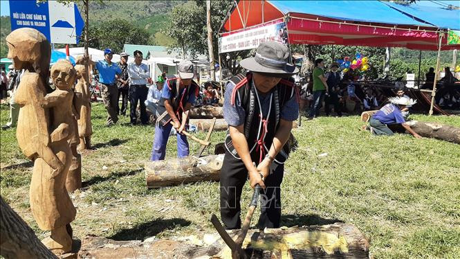 Các nghệ nhân tạc tượng gỗ dân gian. Ảnh: Hoài Nam - TTXVN Tuần lễ hoa dã quỳ - núi lửa Chư Đăng Ya năm 2020 ảnh 2