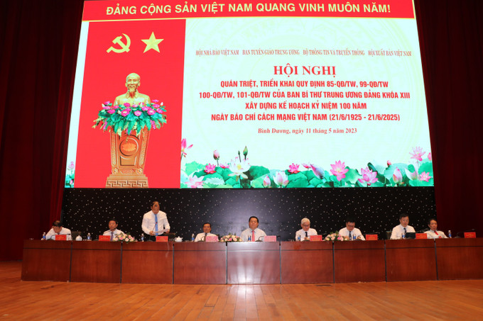 Đoàn Chủ tịch hội nghị. Ảnh: Chí Tưởng -TTXVN Quán triệt các quy định của Ban Bí thư về báo chí, xuất bản tại 32 tỉnh, thành phố phía Nam ảnh 3