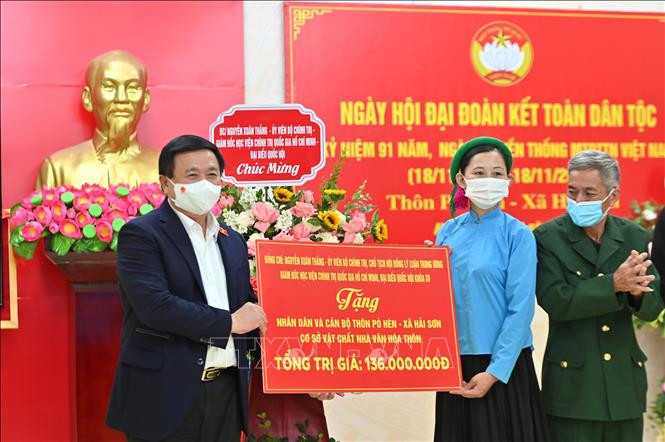 Đồng chí Nguyễn Xuân Thắng tặng quà cho nhân dân, cán bộ thôn Pò Hèn. Ảnh: Thanh Vân-TTXVN Đồng chí Nguyễn Xuân Thắng dự Ngày hội Đại đoàn kết toàn dân tộc tại thôn Pò Hèn ảnh 3