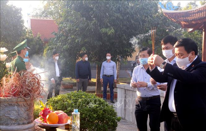 Đồng chí Nguyễn Xuân Thắng dâng hương tại Tượng đài tưởng niệm Pò Hèn. Ảnh: Thanh Vân-TTXVN Đồng chí Nguyễn Xuân Thắng dự Ngày hội Đại đoàn kết toàn dân tộc tại thôn Pò Hèn ảnh 4