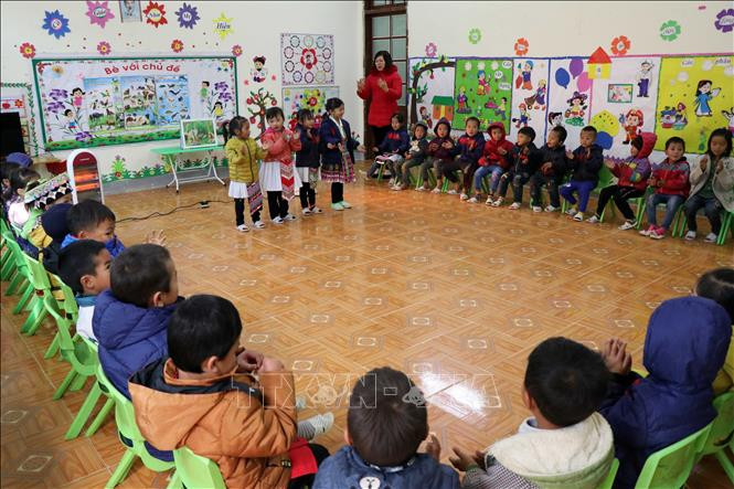 Giờ học tại trường Mầm non Bình Minh, xã Co Mạ, huyện Thuận Châu, tỉnh Sơn La. Ảnh: Hữu Quyết - TTXVN Huyện Thuận Châu chủ động phòng, chống rét cho học sinh vùng cao ảnh 4