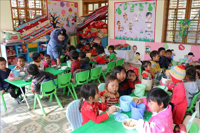 Giờ ăn trưa của học sinh điểm trường bản Lão Hả (trường Mầm non Bình Minh) xã Co Mạ, huyện Thuận Châu, tỉnh Sơn La. Ảnh: Hữu Quyết - TTXVN Huyện Thuận Châu chủ động phòng, chống rét cho học sinh vùng cao ảnh 5