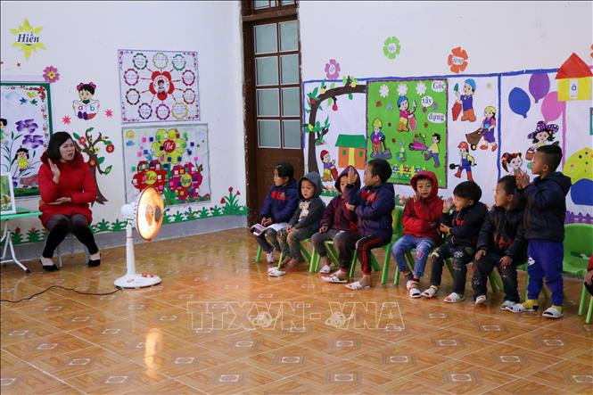 Trường Mầm non Bình Minh, xã Co Mạ (Thuận Châu, Sơn La) trang bị đèn sưởi để giúp học sinh giữ ấm trong giờ học. Ảnh: Hữu Quyết - TTXVN Huyện Thuận Châu chủ động phòng, chống rét cho học sinh vùng cao ảnh 3