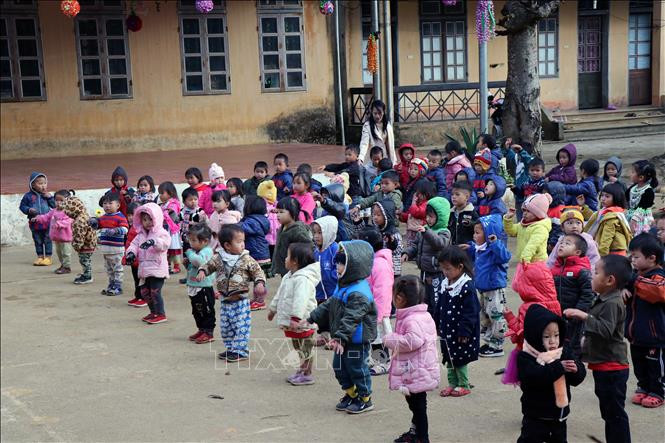 Giờ học thể dục tại trường Mầm non Bình Minh, xã Co Mạ, huyện Thuận Châu, tỉnh Sơn La. Ảnh: Hữu Quyết - TTXVN Huyện Thuận Châu chủ động phòng, chống rét cho học sinh vùng cao ảnh 2