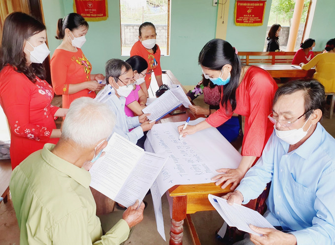 Dự án mang lại những kết quả tích cực, góp phần lan toả những hành vi, nhận thức, thông điệp ý nghĩa về bảo vệ môi trường đến với cộng đồng. Ảnh: Võ Dung - TTXVN Đảm bảo cho phụ nữ, trẻ em và đồng bào dân tộc được sống trong môi trường trong lành ở Quảng Bình ảnh 7