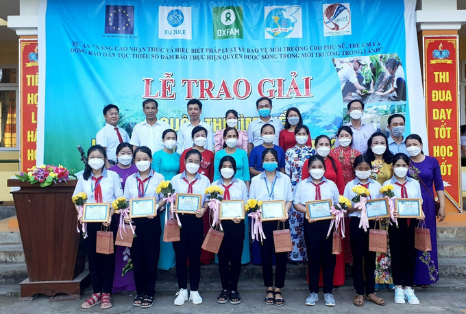 Các em học sinh nhận giải thưởng qua cuộc thi “Tìm hiểu Luật bảo vệ môi trường năm 2020” và “Cùng em bảo vệ môi trường trong lành”... Ảnh: Võ Dung - TTXVN Đảm bảo cho phụ nữ, trẻ em và đồng bào dân tộc được sống trong môi trường trong lành ở Quảng Bình ảnh 2