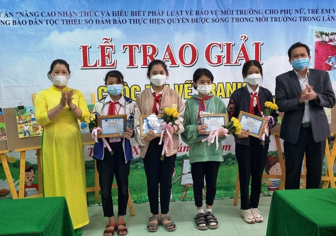 Các cuộc thi “Tìm hiểu Luật bảo vệ môi trường năm 2020” và “Cùng em bảo vệ môi trường trong lành”... tổ chức trong nhà trường ở các xã thực hiện dự án đã thu hút sự tham gia đông đảo của các em học sinh. Ảnh: Võ Dung - TTXVN Đảm bảo cho phụ nữ, trẻ em và đồng bào dân tộc được sống trong môi trường trong lành ở Quảng Bình ảnh 5