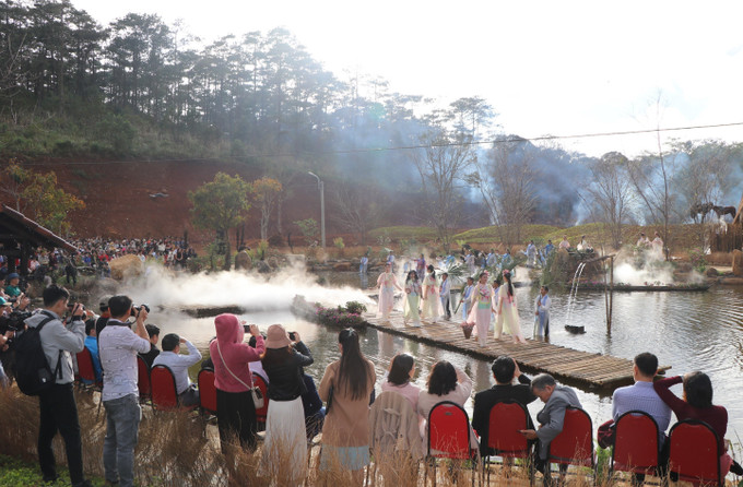Đông đảo người dân và du khách đến thưởng thức chương trình. Ảnh: Dư Toán – TTXVN “Măng Đen - Thiên đường hồng” chào năm mới 2024 ảnh 3