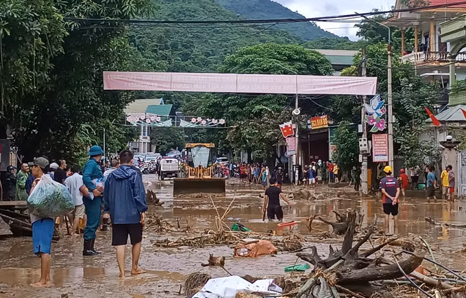 Lũ quét nghiêm trọng tại Kỳ Sơn (Nghệ An): Nỗ lực tiếp cận, ứng cứu người dân ảnh 4