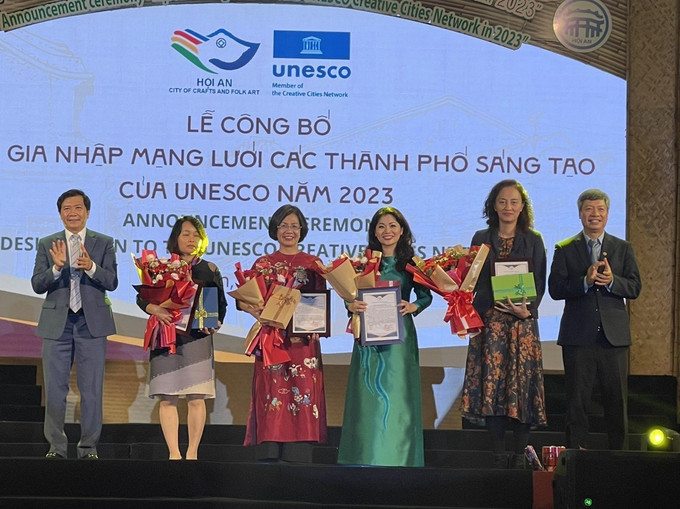 Lãnh đạo tỉnh Quảng Nam và thành phố Hội An tặng hoa các tổ chức có thành tích trong việc đưa Hội An gia nhập Mạng lưới các Thành phố sáng tạo của UNESCO. Ảnh: Đoàn Hữu Trung - TTXVN Lễ công bố Hội An gia nhập mạng lưới các thành phố sáng tạo của UNESCO ảnh 2