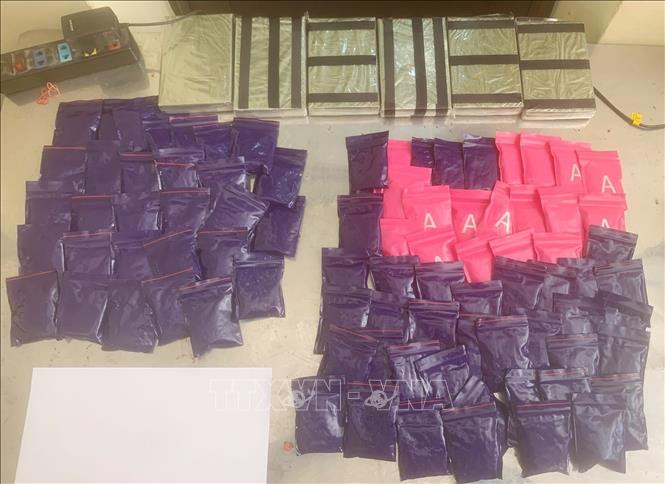 Tang vật thu giữ 6 bánh heroin cùng 17.000 viên ma túy tổng hợp. Ảnh: TTXVN phát Bắt hai đối tượng Thào Ly Páo Sồng và Hạng A Vàng vận chuyển trái phép ma túy ảnh 2