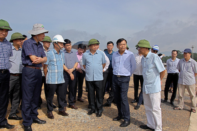 Đoàn công tác kiểm tra thực địa dự án hồ chứa nước Cánh Tạng tại huyện Lạc Sơn. Ảnh: Thanh Hải - TTXVN Bổ sung vốn cho công trình hồ chứa nước Cánh Tạng ảnh 1
