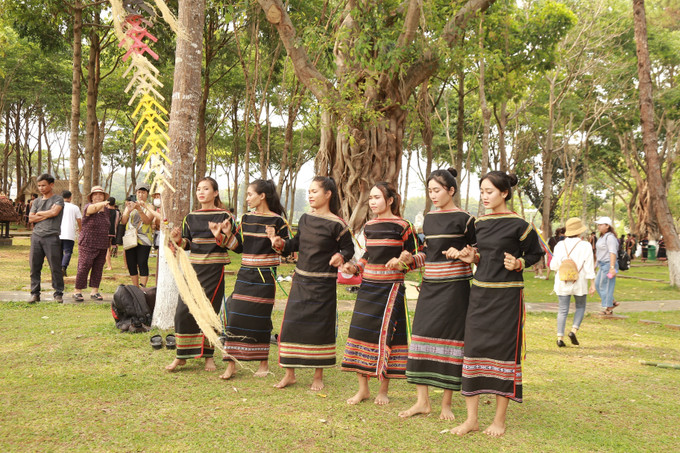 Những cô gái Bahnar nhịp nhàng với điệu xoang. Ảnh: Quang Thái - TTXVN Gia Lai bảo tồn và quảng bá văn hóa truyền thống của đồng bào dân tộc thiểu số ảnh 6