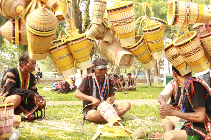 Những chiếc gùi tinh xảo hình thành từ đôi bàn tay của các nghệ nhân. Ảnh: Quang Thái - TTXVN Gia Lai bảo tồn và quảng bá văn hóa truyền thống của đồng bào dân tộc thiểu số ảnh 8