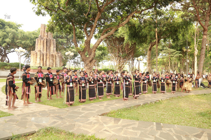 Ngày hội Văn hóa các dân tộc tỉnh Gia Lai lần thứ 2 - 2023 là nơi nuôi dưỡng mạch nguồn văn hóa dân gian. Ảnh: Quang Thái- TTXVN Gia Lai bảo tồn và quảng bá văn hóa truyền thống của đồng bào dân tộc thiểu số ảnh 2