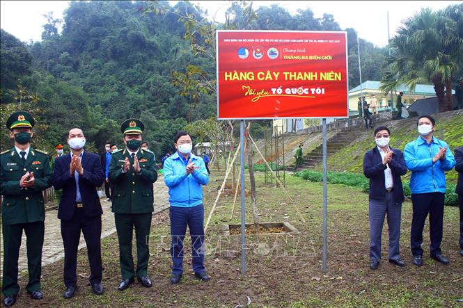 Công trình hàng cây thanh niên tại khuôn viên Cửa khẩu quốc tế Nậm Cắn. Ảnh: Tá Chuyên – TTXVN Trung ương Đoàn phát động Chương trình “Tháng Ba biên giới” năm 2022 ảnh 6