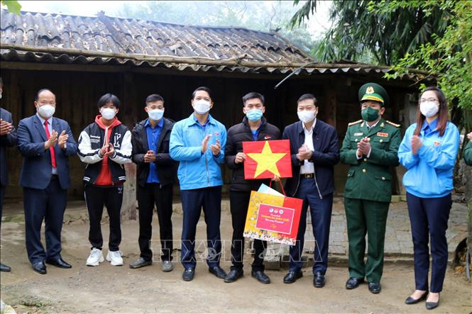 Bí thư Trung ương Đoàn, Chủ tịch Trung ương Hội Liên hiệp thanh niên Việt Nam Nguyễn Ngọc Lương (thứ 4 từ trái sang) trao tặng cờ Tổ quốc cho hộ gia đình đang sinh sống dọc tuyến đường biên giới khu vực Nậm Cắn. Ảnh: Tá Chuyên – TTXVN Trung ương Đoàn phát động Chương trình “Tháng Ba biên giới” năm 2022 ảnh 8