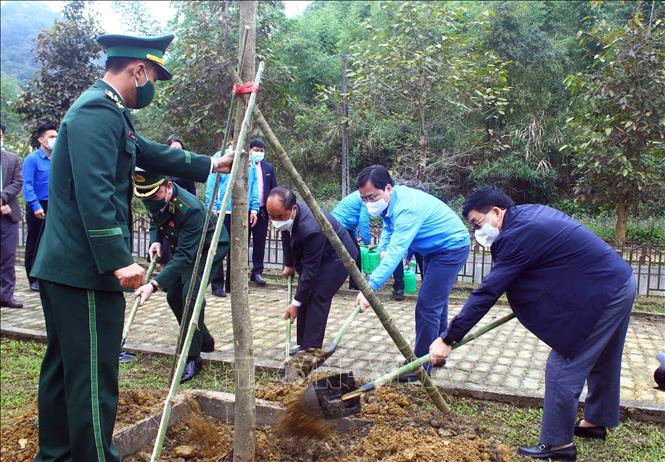 Bí thư thứ nhất Trung ương Đoàn Nguyễn Anh Tuấn cùng các đại biểu trồng cây tại khuôn viên Cửa khẩu quốc tế Nậm Cắn. Ảnh: Tá Chuyên – TTXVN Trung ương Đoàn phát động Chương trình “Tháng Ba biên giới” năm 2022 ảnh 3