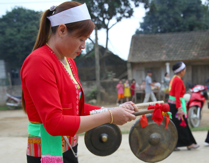 Đồng bào dân tộc Mường ở huyện Nho Quan, tỉnh Ninh Bình biểu diễn dân ca, dân vũ, dân nhạc. Ảnh: Thùy Dung - TTXVN Bảo tồn giá trị văn hóa dân tộc Mường gắn với phát triển du lịch ảnh 1