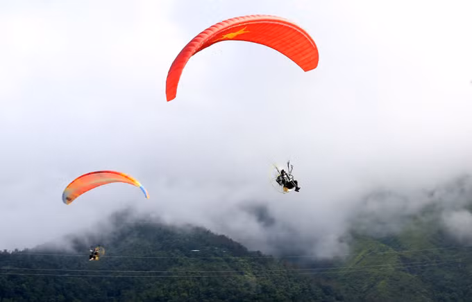 Trình diễn dù lượn với chủ đề "Giữa mùa vàng Bát Xát" ảnh 1