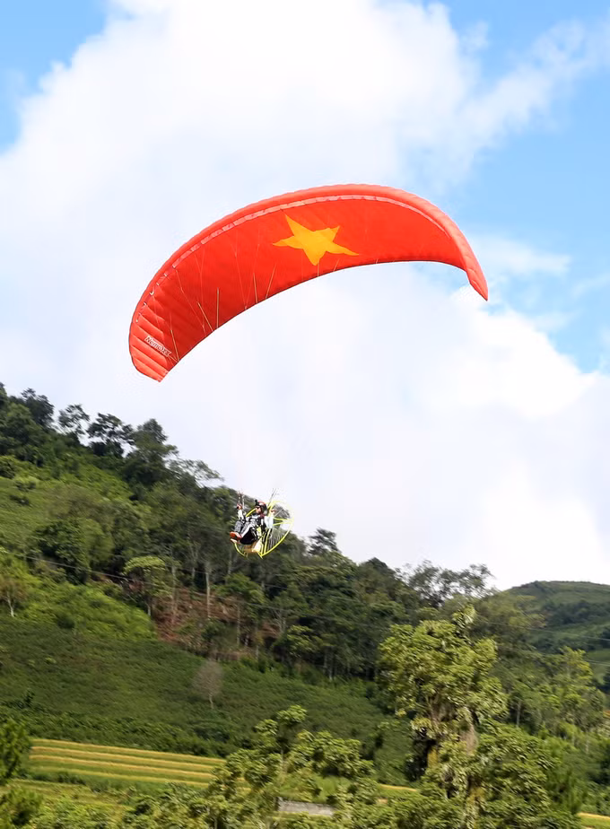 Trình diễn dù lượn với chủ đề "Giữa mùa vàng Bát Xát" ảnh 4