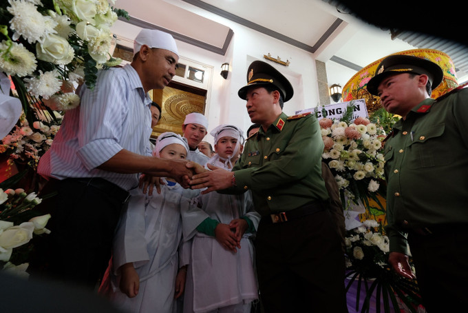 Đại diện Bộ Công an và lãnh đạo Công an tỉnh Lâm Đồng thăm hỏi, động viên gia đình ba cán bộ cảnh sát giao thông đã hy sinh. Ảnh: TTXVN phát Trao Bằng "Tổ quốc ghi công" và Quyết định thăng quân hàm đối với Cảnh sát Giao thông hy sinh trên đèo Bảo Lộc ảnh 3