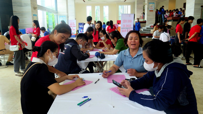 Đông đảo nhân dân đăng ký tham gia hiến máu nhân đạo. Ảnh: Thu Huyền