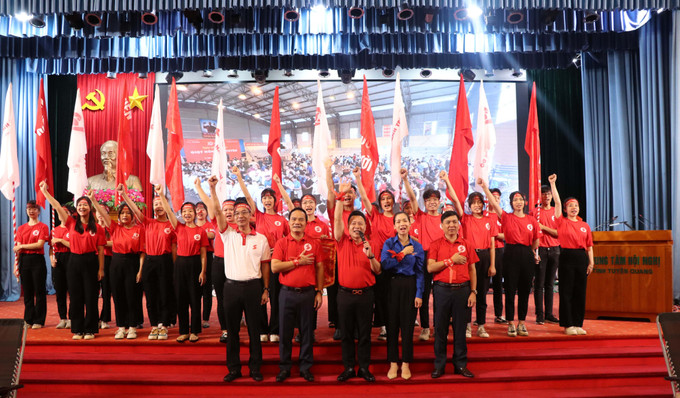 Thường trực Ban chỉ đạo vận động hiến máu tình nguyện tỉnh Tuyên Quang và các thành viên Đoàn Hành trình đỏ năm 2023 thực hiện nghi thức hô khẩu hiệu Hành trình đỏ. Ảnh: Thu Huyền