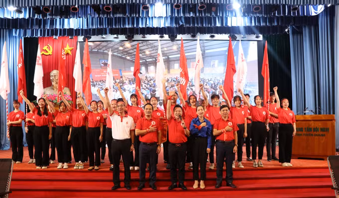 Thường trực Ban chỉ đạo vận động hiến máu tình nguyện tỉnh Tuyên Quang và các thành viên Đoàn Hành trình đỏ năm 2023 thực hiện nghi thức hô khẩu hiệu Hành trình đỏ. Ảnh: Thu Huyền