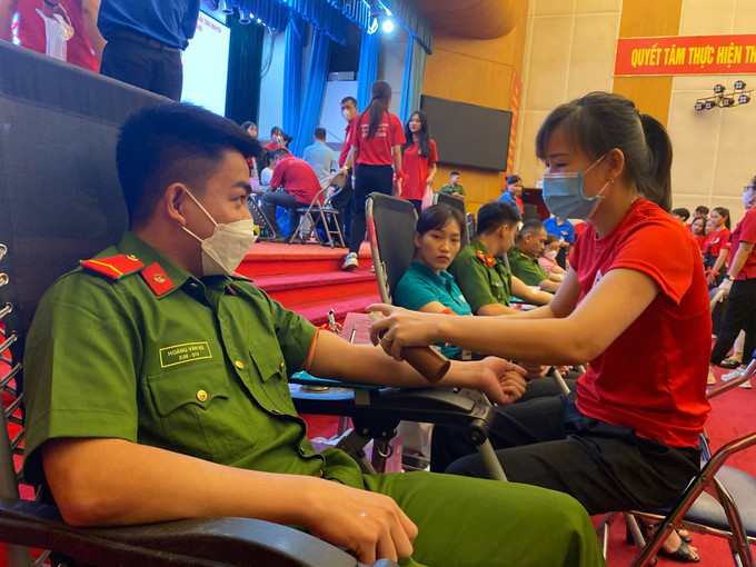Số lượng người tham gia hiến máu tình nguyện và người hiến máu nhắc lại ngày một tăng lên góp phần cung cấp máu giữ gìn sinh mạng, cuộc sống cho những người bệnh. Ảnh: Thu Huyền