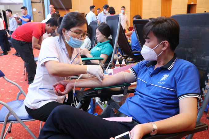 Tham gia hiến máu 29 lần, anh Đinh Văn Thương, tổ 12, phường Tân Hà, Thành phố Tuyên Quang là một trong số 9 cá nhân được Chủ tịch Ủy ban nhân dân tỉnh Tuyên Quang tặng bằng khen vì đã có thành tích xuất sắc trong công tác hiến máu nhân đạo. Ảnh: Thu Huyền