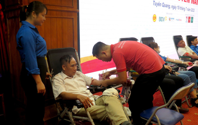 Đây là lần đầu tiên, ông Lê Hồng Khanh, 57 tuổi, ở tổ 7, phường Tân Hà, thành phố Tuyên Quang tham gia hiến máu. Ông cũng vận động tất cả thành viên trong gia đình tham gia ngày hội hiến máu lần này. Ảnh: Thu Huyền