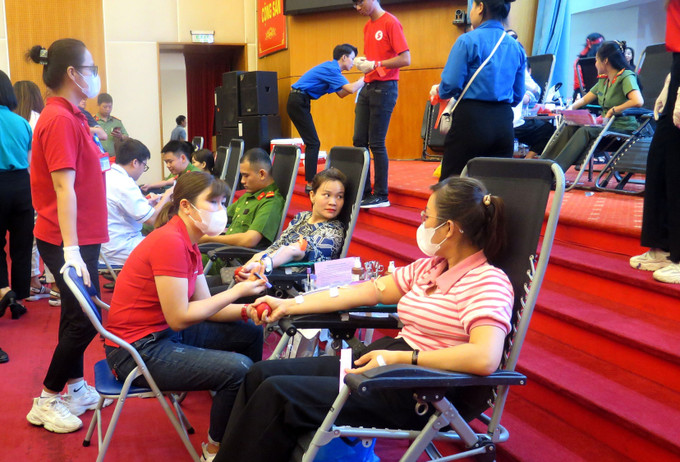 Cán bộ, công nhân viên chức, người lao động tham gia hiến máu tình nguyện. Ảnh: Thu Huyền