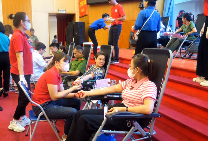 Cán bộ, công nhân viên chức, người lao động tham gia hiến máu tình nguyện. Ảnh: Thu Huyền