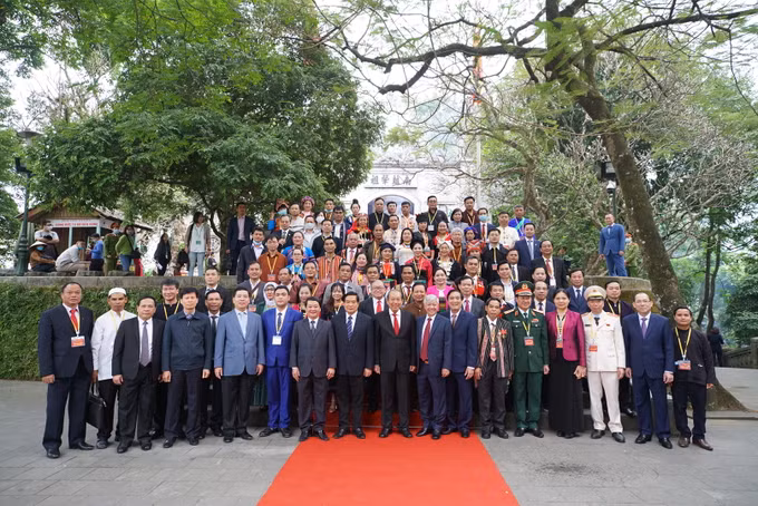 Đoàn đại biểu dự Đại hội đại biểu toàn quốc các dân tộc thiểu số Việt Nam lần thứ II dâng hương tưởng niệm các Vua Hùng ảnh 7