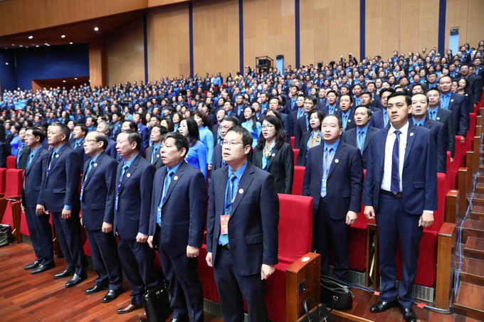 Các đại biểu thực hiện nghi thức chào cờ tại Phiên trọng thể Đại hội XIII Công đoàn Việt Nam. Ảnh: Minh Đức - TTXVN Khai mạc trọng thể Đại hội Công đoàn Việt Nam lần thứ XIII, nhiệm kỳ 2023-2028 ảnh 6
