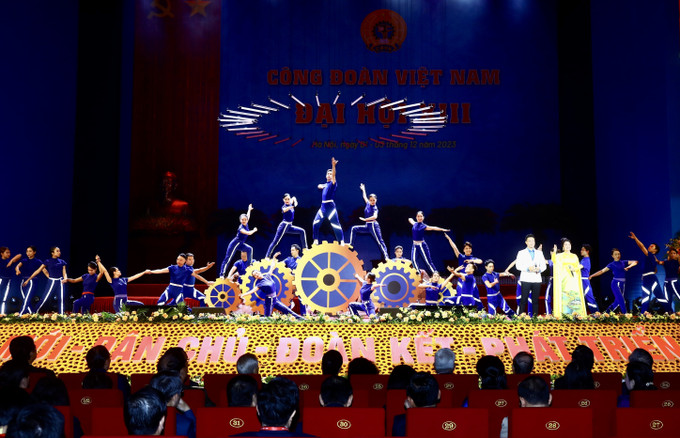 Chương trình văn nghệ chào mừng Đại hội Công đoàn Việt Nam khóa XIII. Ảnh: Lâm Khánh - TTXVN Khai mạc trọng thể Đại hội Công đoàn Việt Nam lần thứ XIII, nhiệm kỳ 2023-2028 ảnh 3