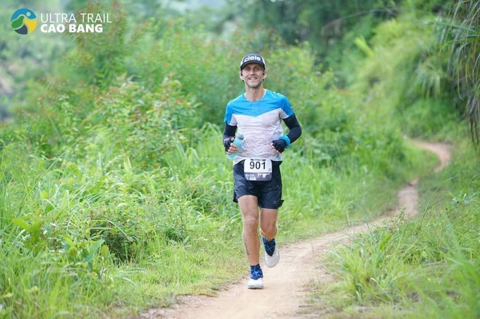 Các vận động viên tham gia Giải chạy Siêu đường mòn "Non nước Cao Bằng" sẽ tranh tài qua nhiều cung đường mòn, dốc cao cheo leo hiểm trở. Ảnh: TTXVN phát Gần 1.000 vận động viên tham dự Giải chạy siêu đường mòn non nước Cao Bằng ảnh 4