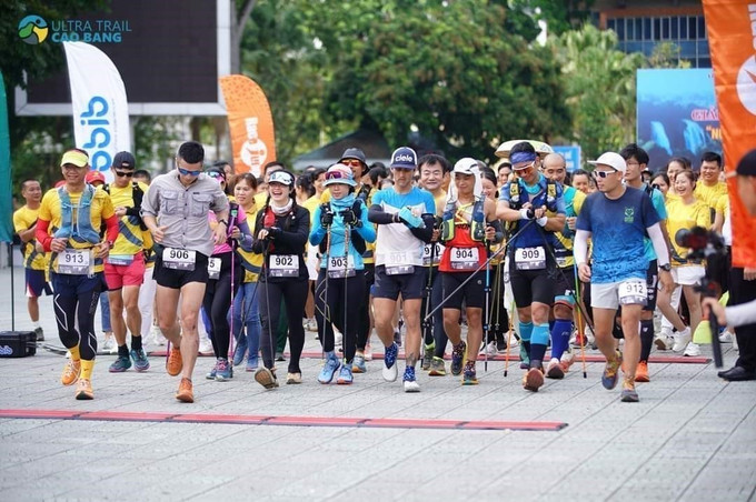 Các vận động viên tham gia Giải chạy Siêu đường mòn "Non nước Cao Bằng" 2023. Ảnh: TTXVN phát Gần 1.000 vận động viên tham dự Giải chạy siêu đường mòn non nước Cao Bằng ảnh 1