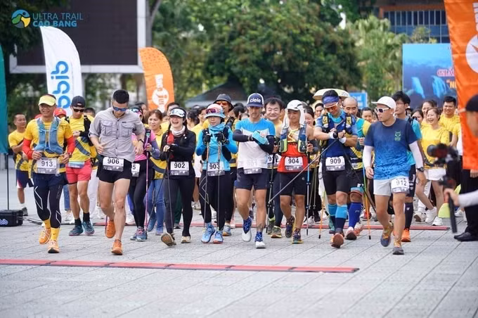 Gần 1.000 vận động viên tham dự Giải chạy siêu đường mòn non nước Cao Bằng ảnh 1