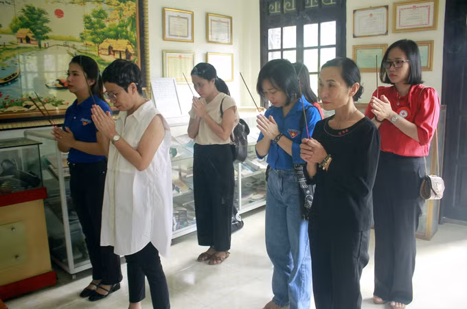 Tặng quà các em nhỏ có hoàn cảnh khó khăn tại Ninh Bình ảnh 3