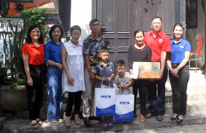 Tặng quà các em nhỏ có hoàn cảnh khó khăn tại Ninh Bình ảnh 4
