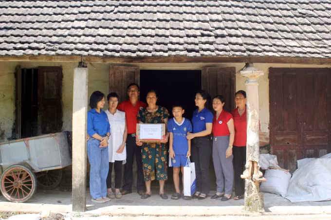 Tặng quà các em nhỏ có hoàn cảnh khó khăn tại Ninh Bình ảnh 2