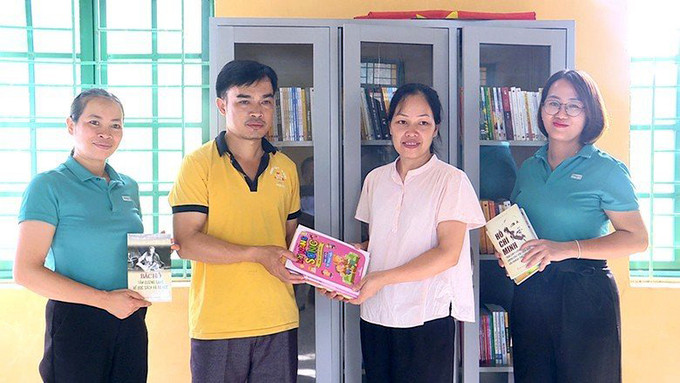 Thư viện tỉnh Tuyên Quang phối hợp với Phòng Văn hoá và Thông tin, Trung tâm Văn hoá, Truyền thông và Thể thao huyện Chiêm Hóa bàn giao sách, tủ sách cộng đồng cho thôn Pác Cháng, xã Linh Phú. Ảnh: Thu Huyền Tuyên Quang hoàn thành bàn giao 20 tủ sách cộng đồng vùng đồng bào dân tộc thiểu số ảnh 1