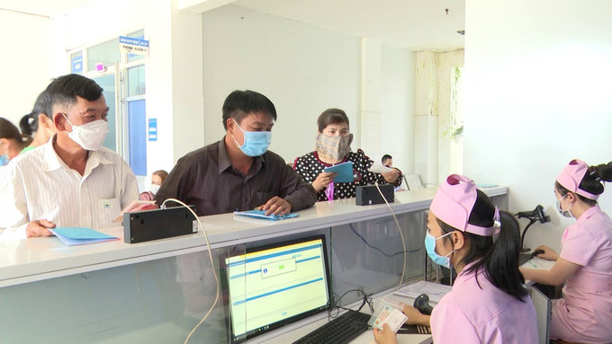 Người dân Gia Lai sử dụng thẻ Bảo hiểm y tế khám chữa bệnh. Ảnh: TTXVN phát Gia Lai tích cực triển khai chính sách bảo hiểm y tế mới ảnh 1