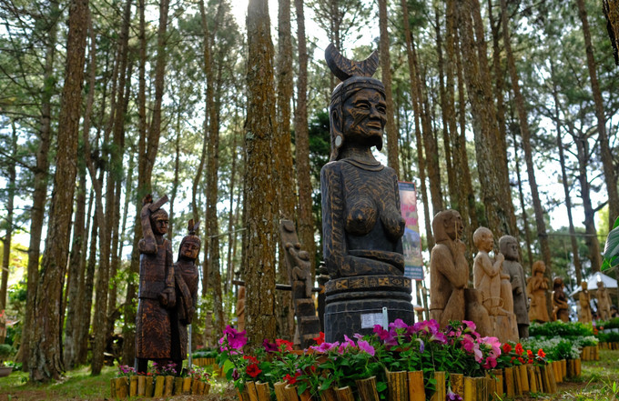 Tác phẩm “Trăng mẫu hệ” thể hiện phong tục, tập quán theo mẫu hệ của người dân tộc bản địa ở Tây Nguyên. Ảnh: Nguyễn Dũng – TTXVN Phục dựng không gian tượng gỗ Tây Nguyên giữa rừng thông Đà Lạt ảnh 2