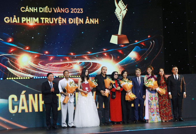 Bộ phim "Tro tàn rực rỡ" của đạo diễn Bùi Thạc Chuyên nhận giải Cánh diều Vàng 2023 ở hạng mục Phim truyện điện ảnh xuất sắc. Ảnh: Đặng Tuấn –TTXVN Lễ trao Giải Cánh diều năm 2023: Tôn vinh các tác phẩm, nghệ sĩ xuất sắc ảnh 1