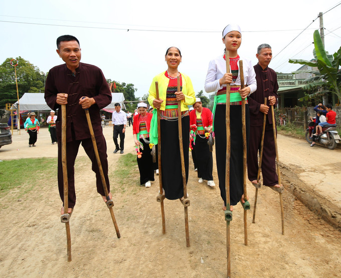 Đồng bào dân tộc Mường ở huyện Nho Quan, tỉnh Ninh Bình biểu diễn dân ca, dân vũ, dân nhạc. Ảnh: Thùy Dung - TTXVN Bảo tồn giá trị văn hóa dân tộc Mường gắn với phát triển du lịch ảnh 5